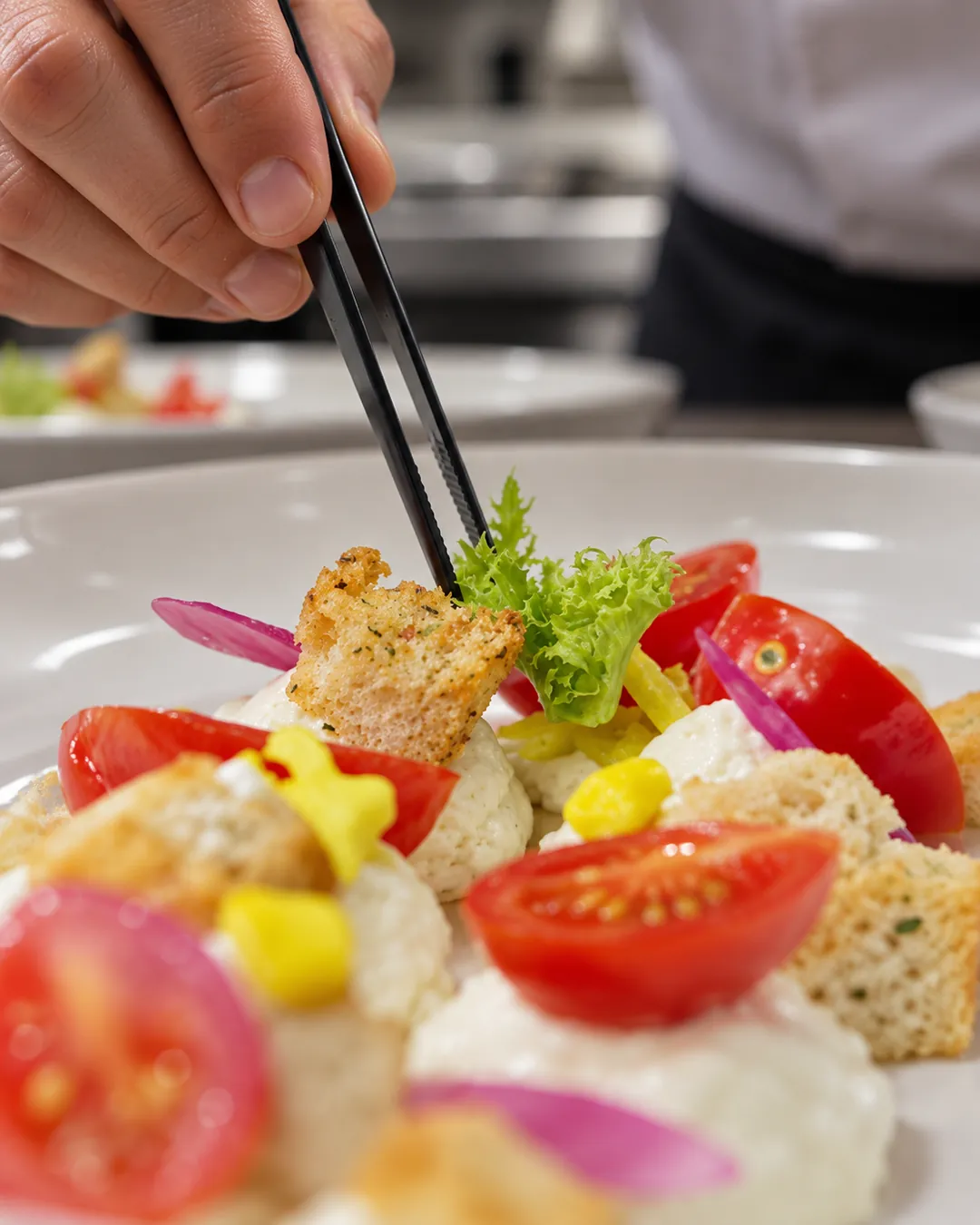 Dressage d'une assiette par un chef